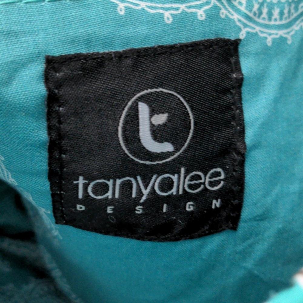 NWOT. Larger Quilted Shoulder Handbag - Picture 3 of 8